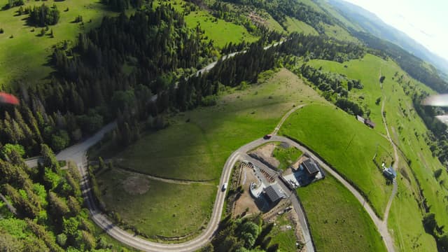 Земельна ділянка в Карпатах з висоти: дорога та межі